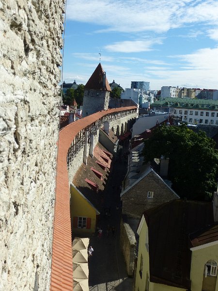 Baltikum-P021.JPG - Die Stadtmauer von oben