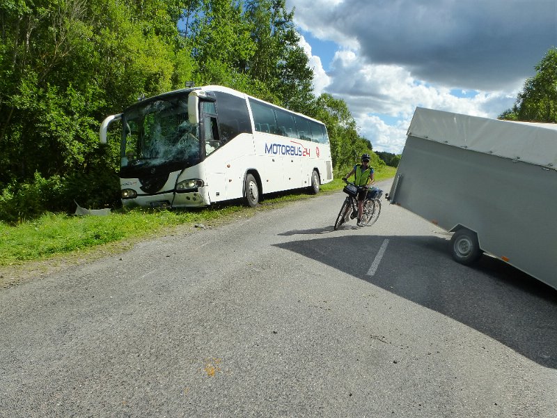 Baltikum-P189.JPG - Unser Bus hat den Anhänger "verloren". Der Reisebus kam glimpflich davon...