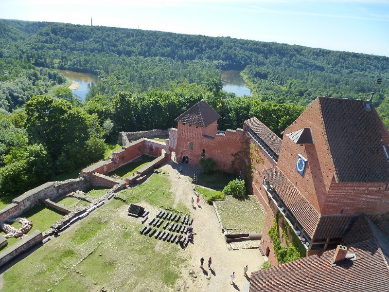 Baltikum-P332.JPG - Burg Tureida über dem Gauja Fluss und Nationalpark