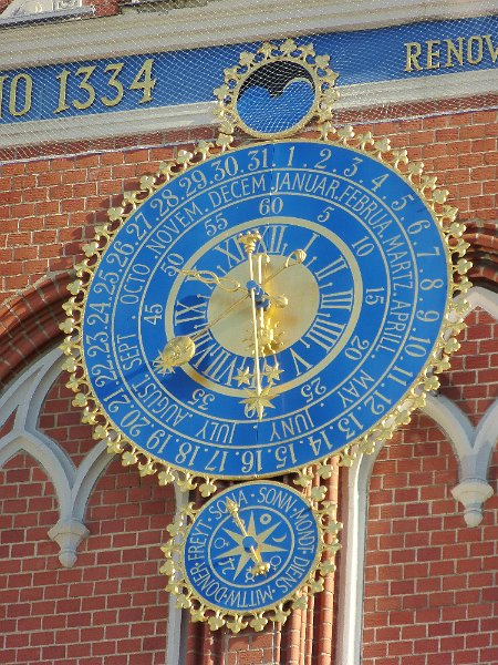 Baltikum-P372.JPG - Die imposante Kalenderuhr am Schwarzhäupterhaus