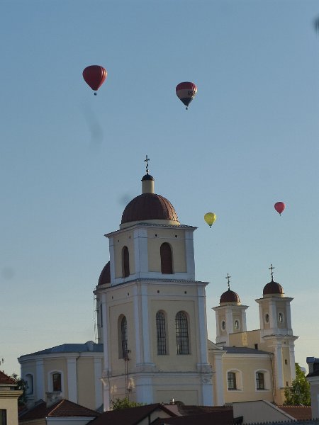 Baltikum-P740.JPG - Heissluftballone überder orthodoxen Heiliggeistkirche